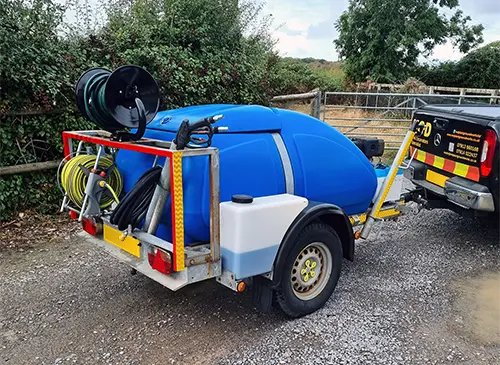 Mobile pressure washing trailer with water tank and hose reels
